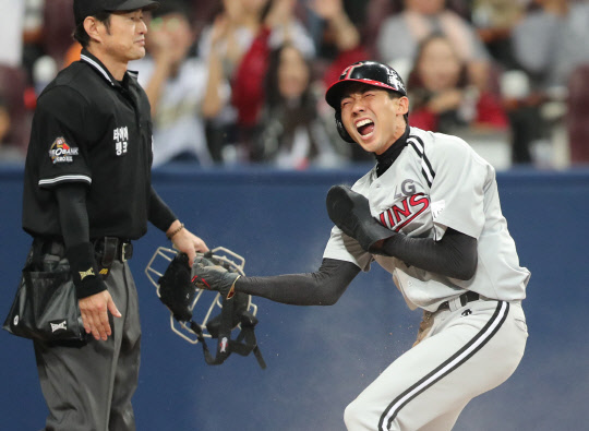 넥센과의 준PO 1차전서 보여준 김용의의 선전은 LG 선수단에게 '할 수 있다'라는 의지를 심어주기에 충분했다. 사진=연합뉴스